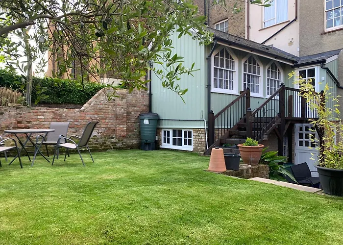 Grand 2 Bed Georgian Apartment At Florence House With King Bed, In The Heart Of Herne Bay & 300M From Beach