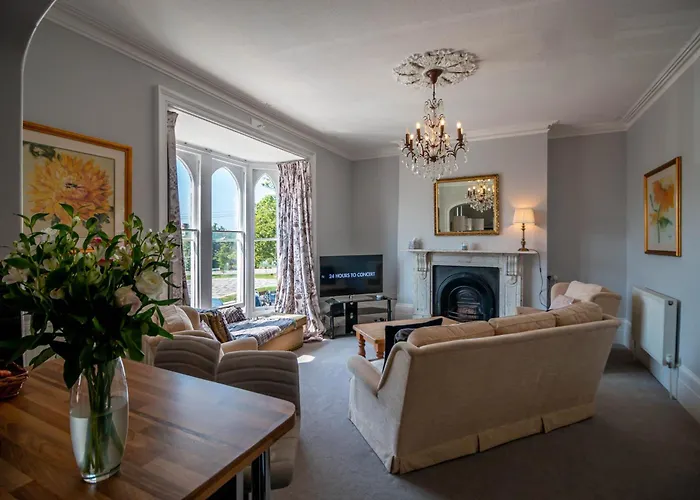 Grand 2 Bed Georgian Apartment At Florence House With King Bed, In The Heart Of Herne Bay & 300M From Beach