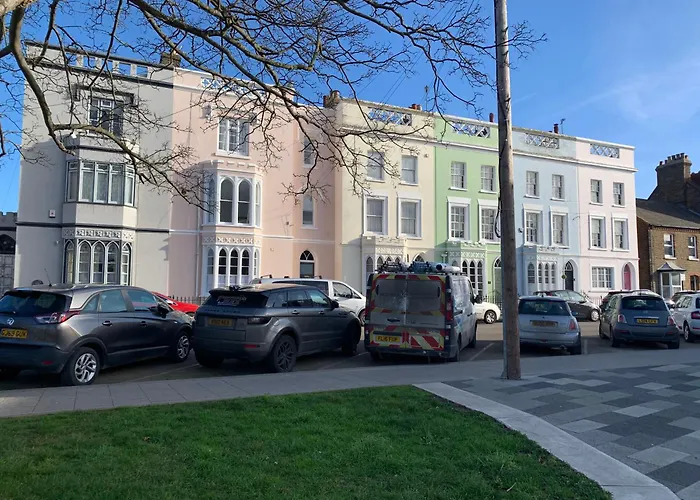 Grand 2 Bed Georgian Apartment At Florence House With King Bed, In The Heart Of Herne Bay & 300M From Beach