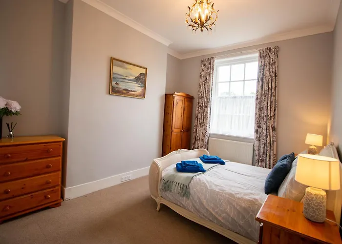 Grand 2 Bed Georgian Apartment At Florence House With King Bed, In The Heart Of Herne Bay & 300M From Beach